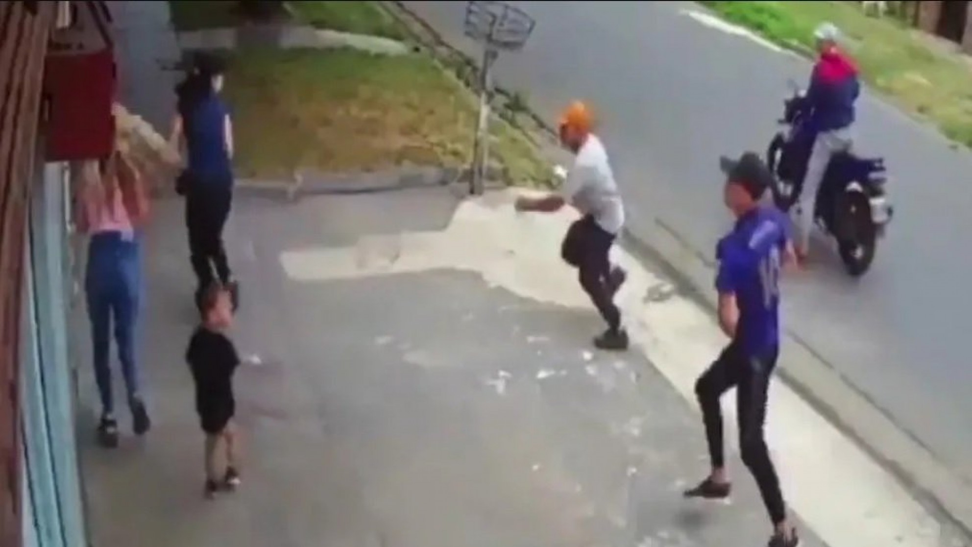 Video: “Motochorros” asaltan y golpean a tres mujeres frente al pequeño hijo de una de ellas en Lanús